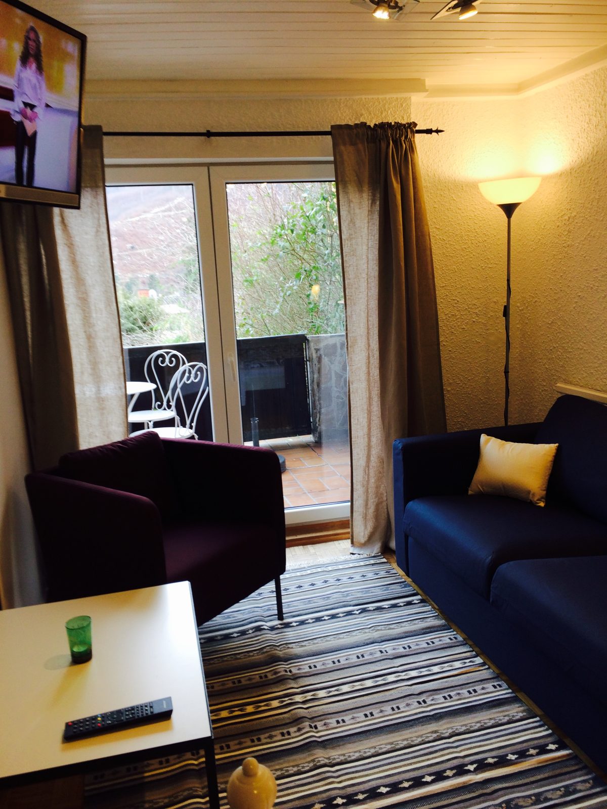 Wohnzimmer eines Appartements mit Zugang zum Balkon