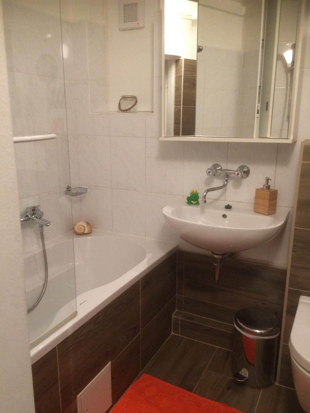 Modernes Badezimmer mit Badewanne und Waschbecken im Haus Feuchtl