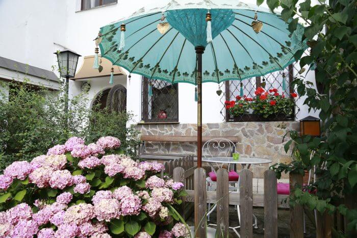 Gepflegter Garten des Hauses Feuchtl mit blühenden Hortensien vor der Villenfassade in Purkersdorf