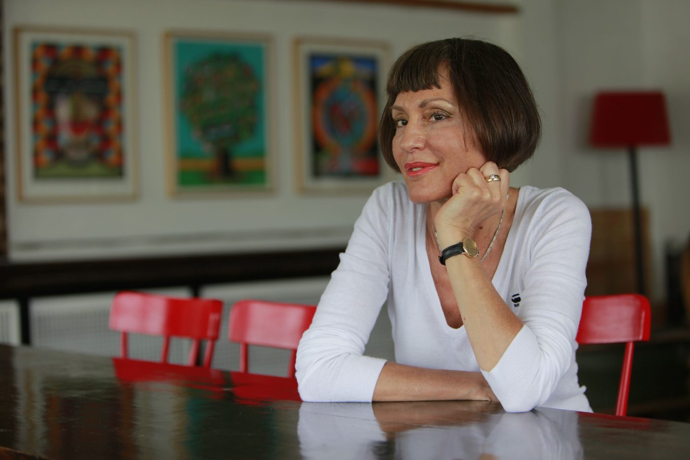 Gastgeberin Brigitte Niessner im Aufenthaltsraum des Hauses Feuchtl mit Werken von Franz Feuchtl