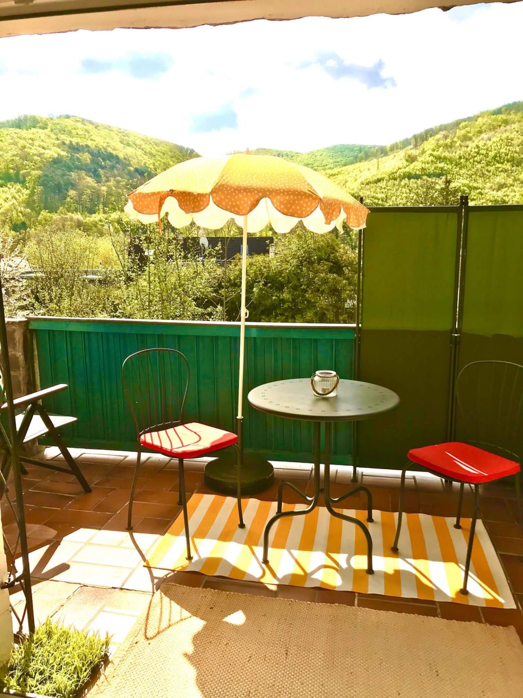 Balkon eines Appartements im Haus Feuchtl mit Blick über die bewaldeten Hügel des Wienerwalds